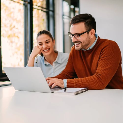 Personnes souriantes qui travaillent