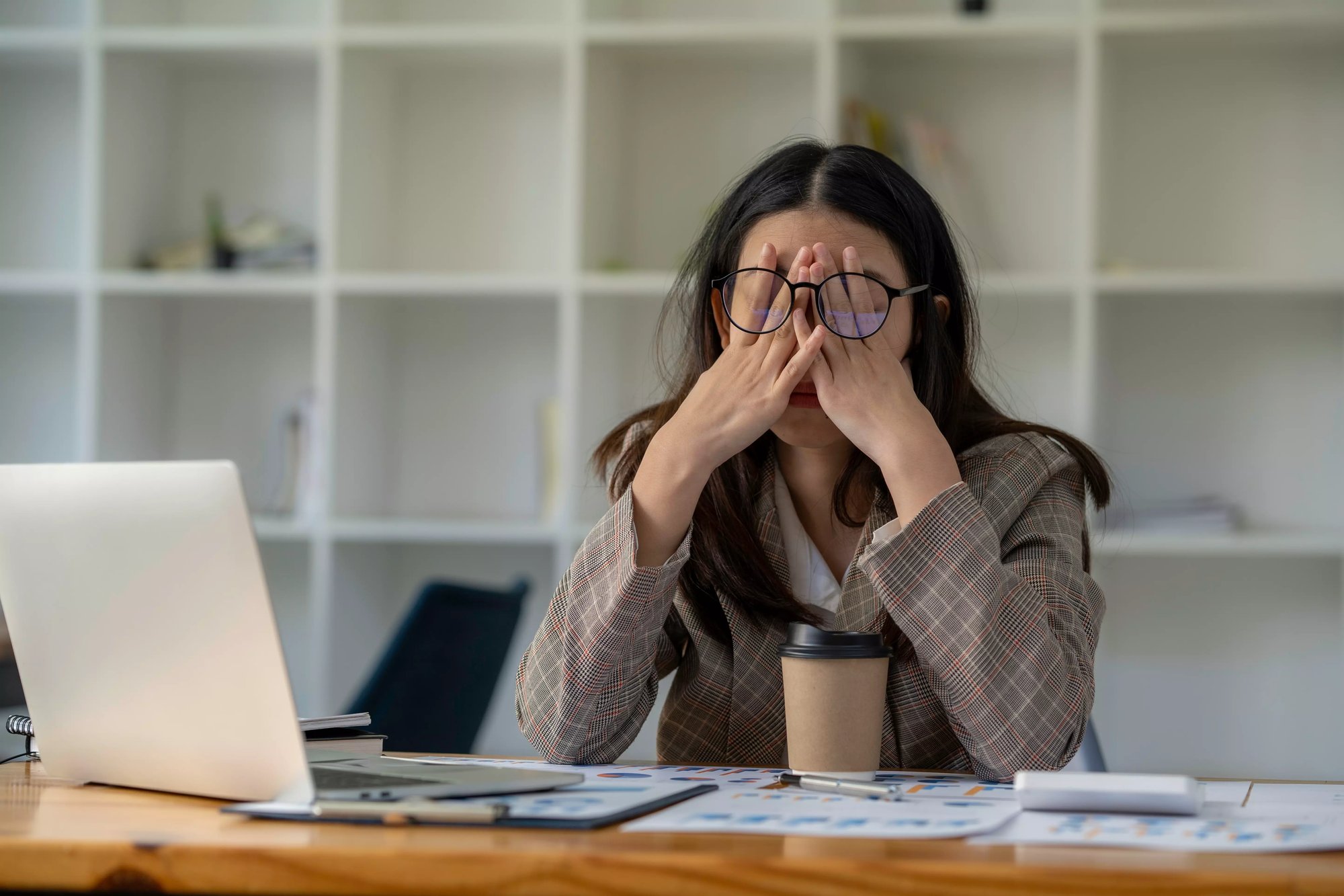 Femme stressée au travail